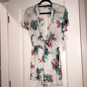 Never worn, tag still on, BB DAKOTA romper!!